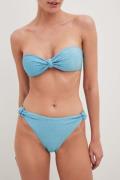 NA-KD Swimwear Glitrende bikinitruse i bandeau med knute - Blue