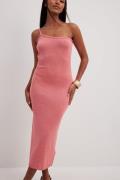 NA-KD Trend Strikket midikjole med glitter og en skulder - Pink