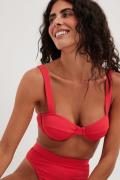 NA-KD Swimwear Bikini-BH med prikkete kopper - Red