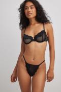 NA-KD Lingerie G-streng med bred blondekant - Black