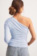 NA-KD Soft Line One Sleeve Draped Top - Blue