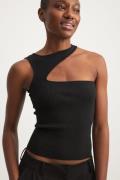 NA-KD Asymmetrisk ribbestrikket singlet - Black