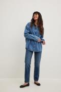 NA-KD Jeans med slank passform og middels liv - Blue