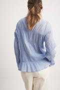 NA-KD Bluse med smock-detaljer og lange ermer - Blue
