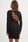 NA-KD Trend Minikjole med snøringsdetaljer i ryggen - Black