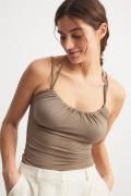 NA-KD Trend Singlet med drapering foran og doble stropper - Brown