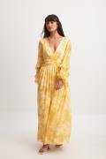 NA-KD Structured Chiffon Wide Sleeve Maxi Dress - Yellow