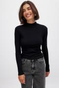 NA-KD Basic Ribbet genser med lange ermer og turtleneck - Black