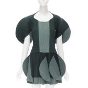Pre-owned Grå polyester Issey Miyake kjole