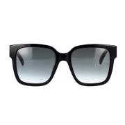 Firkantede solbriller med svart ramme og gråtonede linser