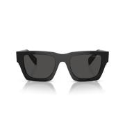 Solbriller med puteform og mørkegrå linser