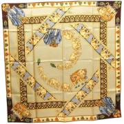 Pre-owned Silk scarves