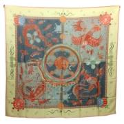 Pre-owned Silk scarves