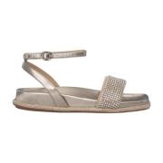 Glitrende flat sandal med ankelstropp