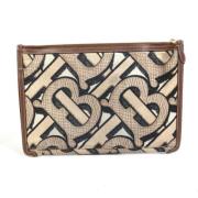 Pre-owned Fabric clutches