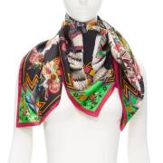 Pre-owned Silk scarves