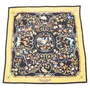 Pre-owned Silk scarves