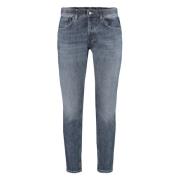 Carrot-Fit Jeans med Metallknapper