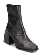 Duchess Bootie Black Steve Madden