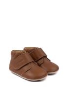 Beginners™ Velcro Noos Brown Pom Pom