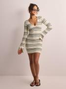 Nelly - Korte kjoler - Stripete - Easy Long Sleeve Knit Dress - Kjoler