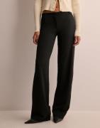 Nelly - Svart - Keep It Up Low Waist Suit Pants