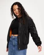 Nelly - Svart - The Bomber Jacket