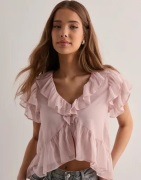 Nelly - Rosa - Dreamy Flounce Blouse