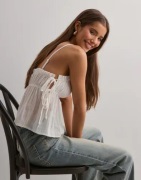 Nelly - Hvit - Flowy Detail Top