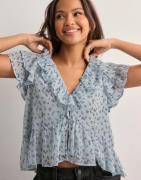 Nelly - Blomstrete - Dreamy Flounce Blouse
