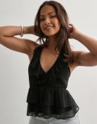 Nelly - Svart - Halterneck Frill Top