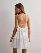 Nelly - Hvit - Volume Flounce Dress