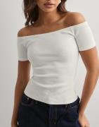 Nelly - Hvit - Rib Off Shoulder Top