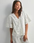 Selected Femme - Hvit - Slfdahlia Ss Broderi Shirt Noos