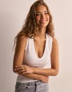 Nelly - Hvit - V Neck Tank Top