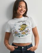 Ed Hardy - Hvit - Womens Bee Lettuce Hem Baby Tshirt Top