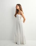 Nelly - Hvit - Dreamy Smock Dress