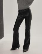 Nelly - Svart - Low Waist Flare PU Pants