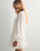 Nelly - Hvit - Embroidered Dress