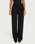 Nelly - Svart - Effortless Straight Pants