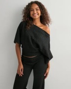 Nelly - Svart - Stunning Structure Tee