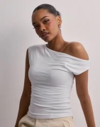 Nelly - Hvit - Asymmetric Shoulder Top